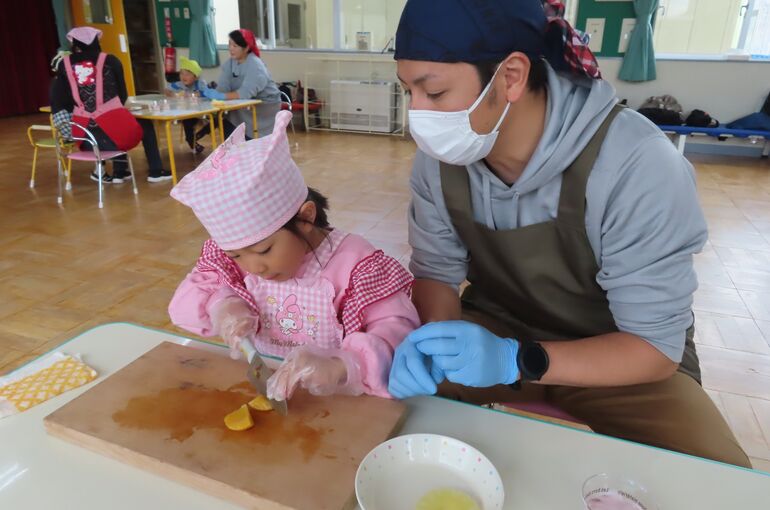 かほ　果物を切る