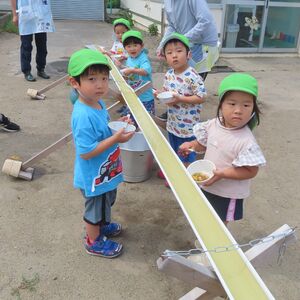 2歳児　流しそうめん