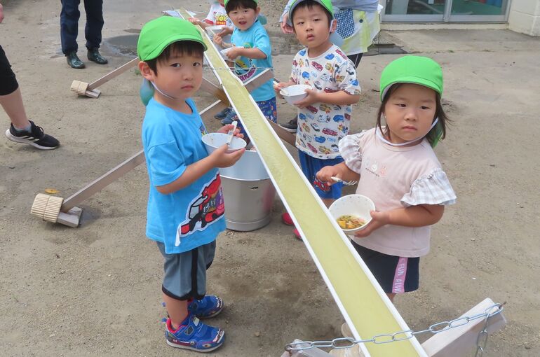 2歳児　流しそうめん