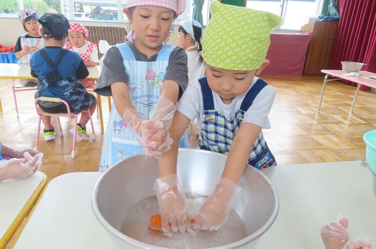 人参を洗う
